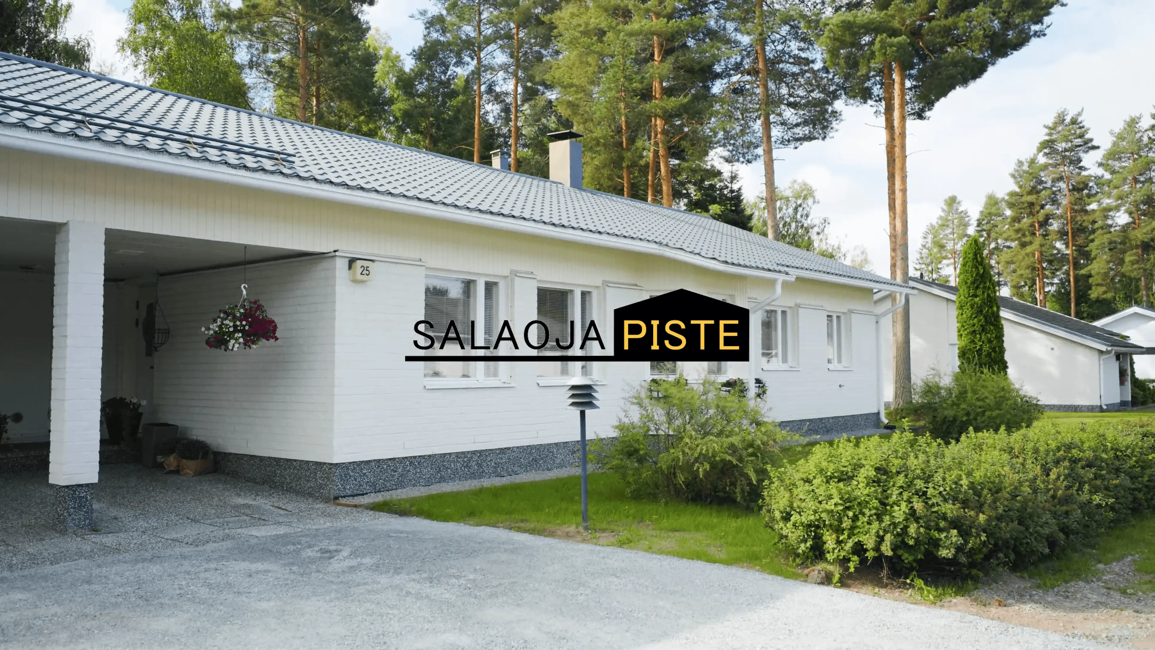 Moderni valkoinen talo ja nurmipiha