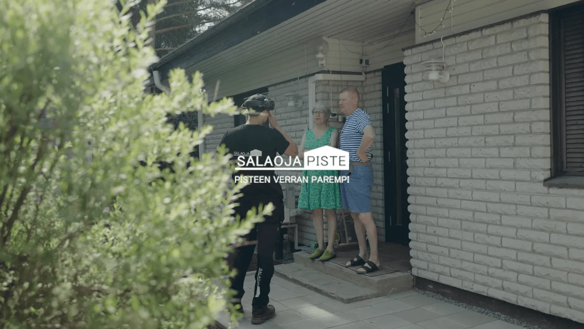 Työntekijä selittää työtä asiakkaalle