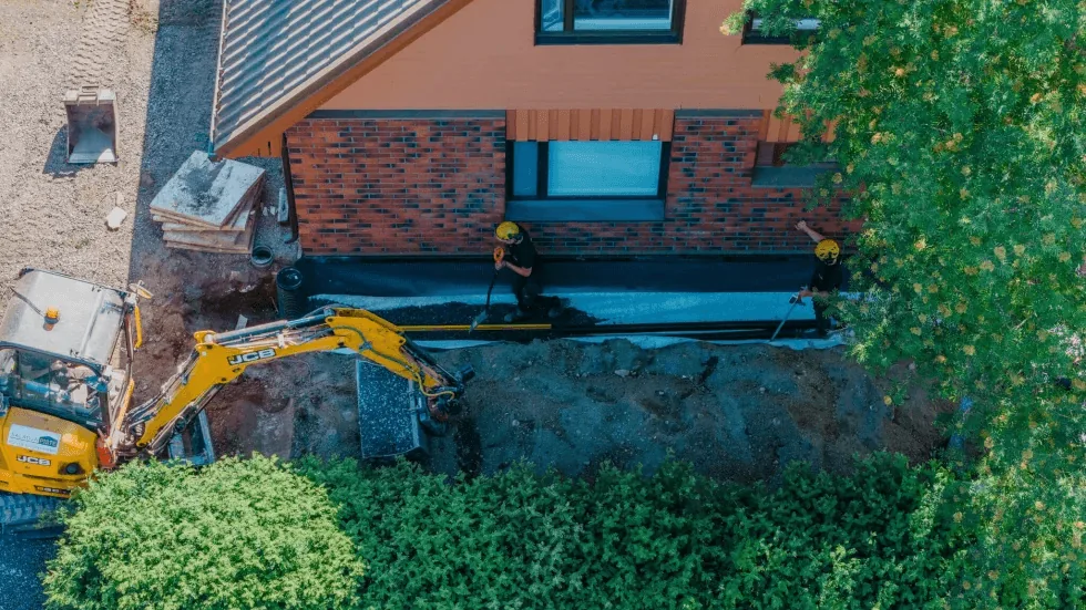 Kaivinkone salaojatyössä